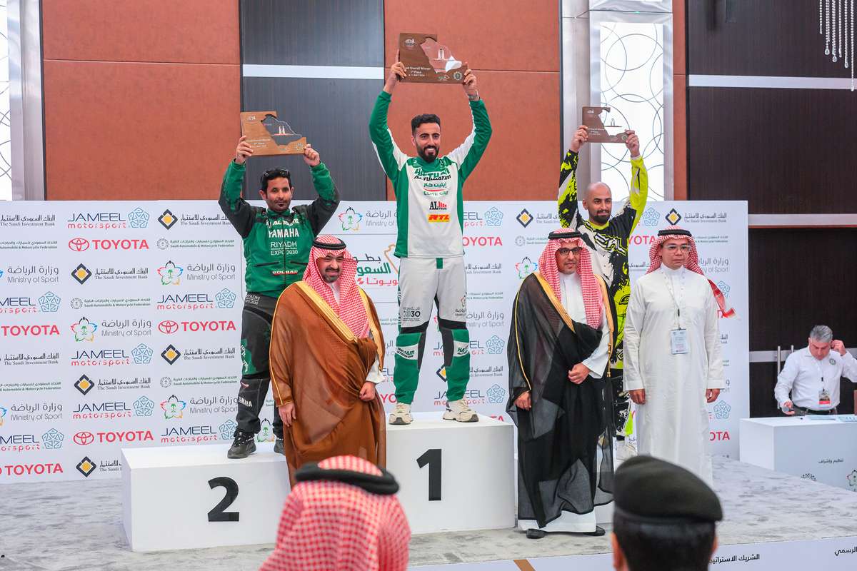 الفائزين